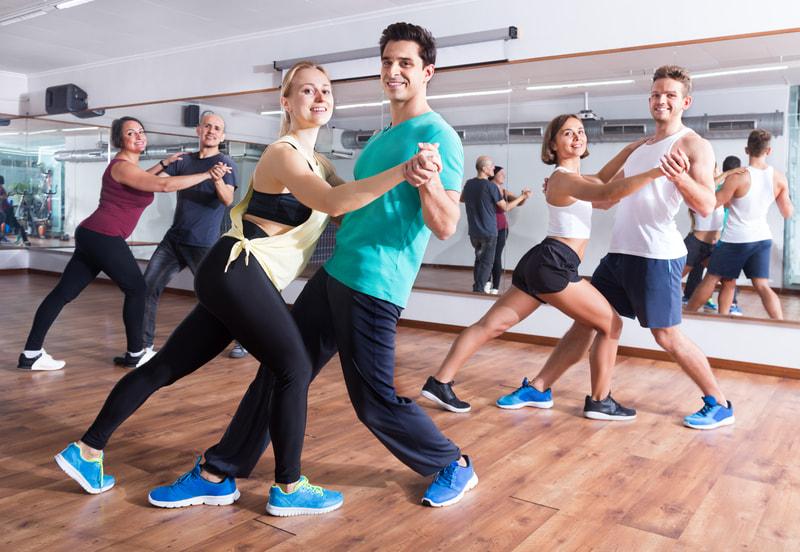 Lezione di ballo di gruppo per adulti